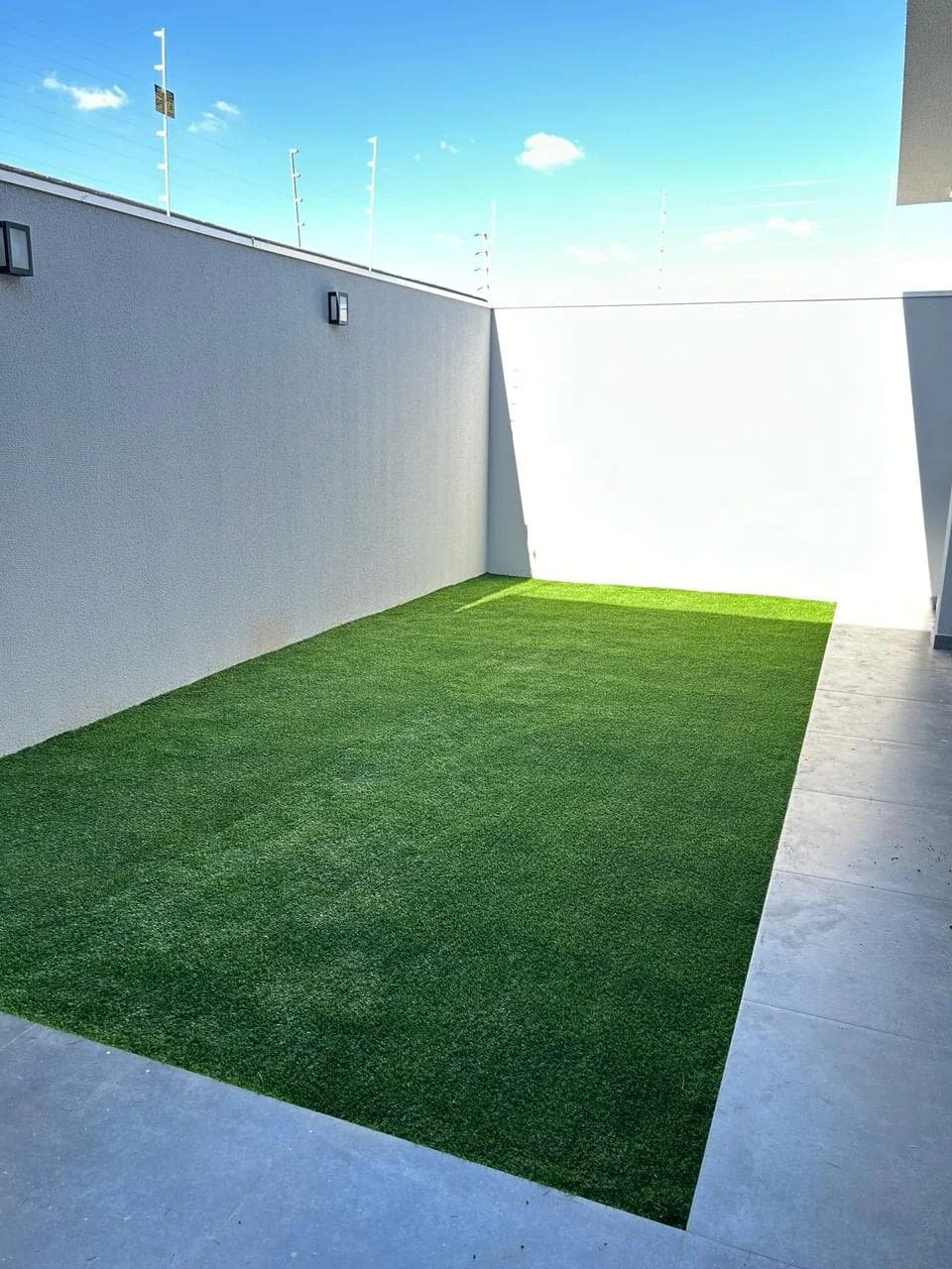 Grama sintética instalada em jardim residencial
