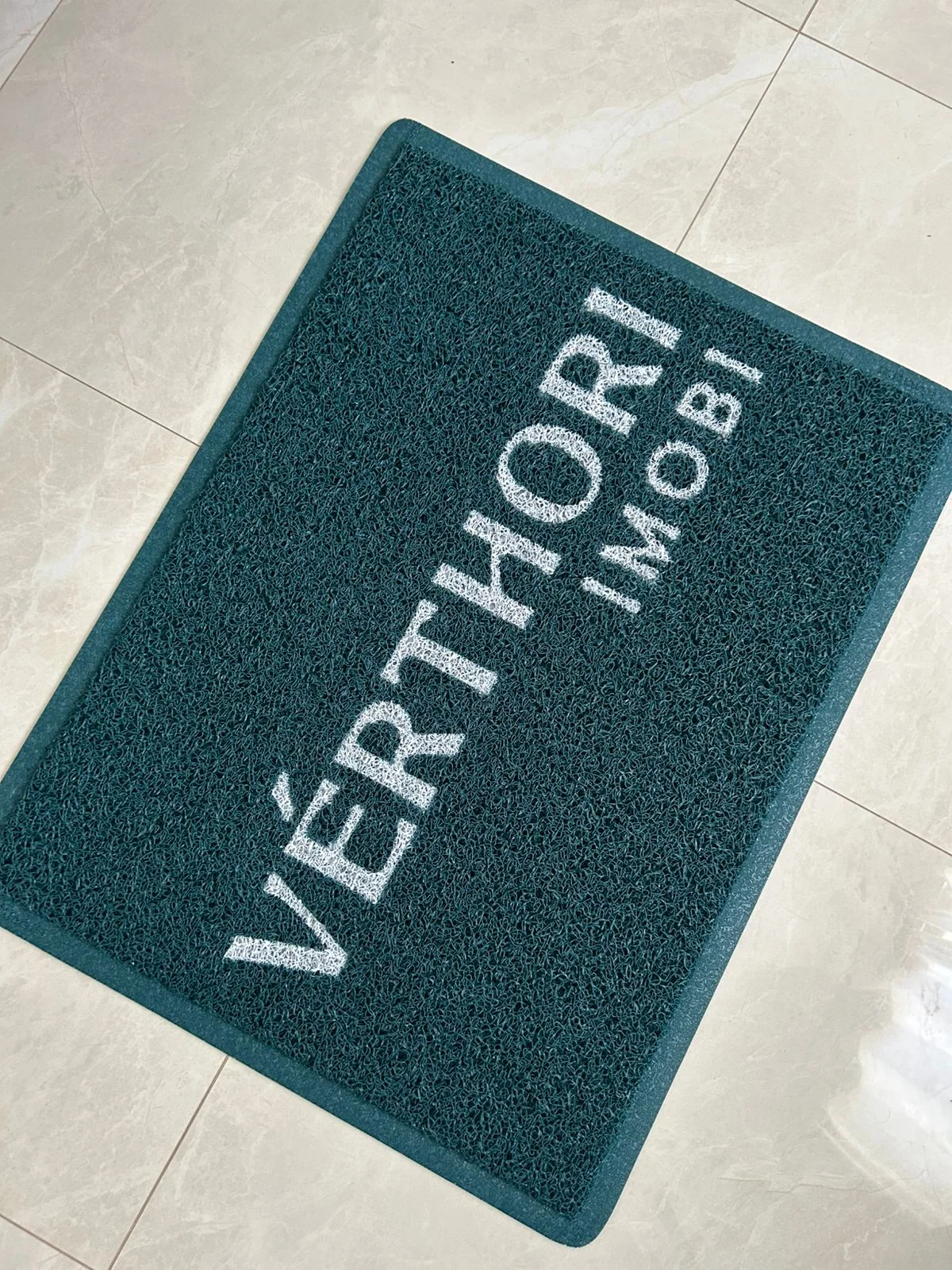 Detalhe de tapete de vinil pintado personalizado